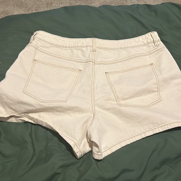 Universal Threads Vintage Midi Cream Shorts - Picture 3 of 4
